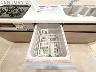 食器洗浄乾燥機は手洗いに比べて時間や労力を節約できます。また、高温のお湯で洗浄されるため、雑菌や細菌を殺菌する効果もあります。さらに、乾燥機能があるため、手で拭く手間も省け衛生的に保管できます。