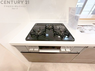 多数の調理器具を同時に使用でき、料理の効率化が可能。省エネで節約になり、様々な料理スタイルに適応できます。また、火力調整が独立しており、手入れや掃除もしやすく、今よりもっとお料理が楽しくなるかも。