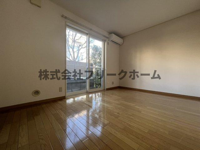武蔵野市中町３丁目のアパートの居間・リビング