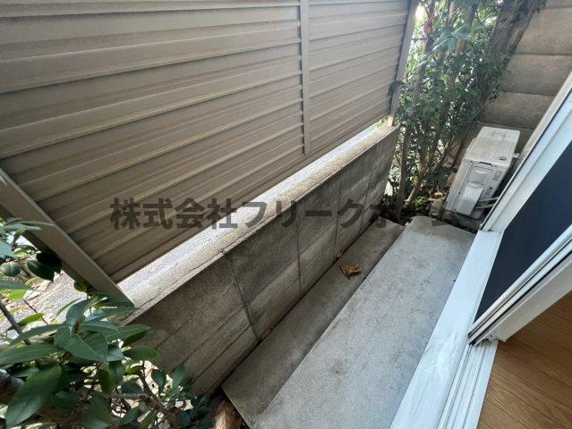 武蔵野市中町３丁目のアパートのバルコニー