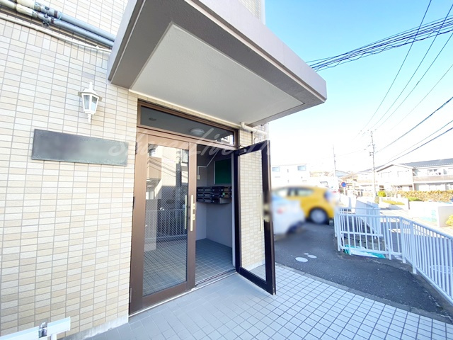 横浜市戸塚区上倉田町の賃貸マンションのエントランス