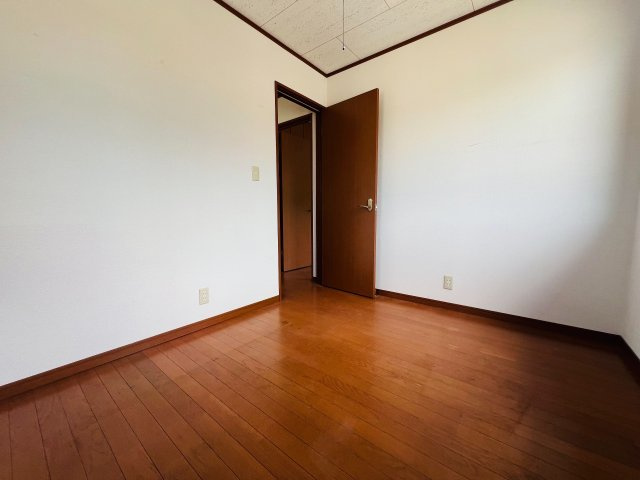 【洋室】 | 倉庫付き戸建　双葉郡富岡町大字小浜字中央　インナーバルコニー　4LDK