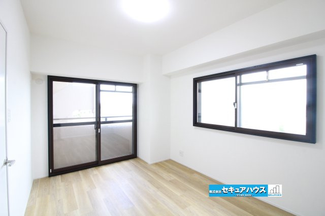 【中古マンション】ユニーブル太田川の洋室|【洋室6.9帖】　　　　　　　
◆広々とした居住空間は日々の暮らしを彩り、心のやすらぎと満足感を与えてくれます。通風と採光を考慮した設計は子供たちはのびのび育ち、家族でくつろぎと団らんを生み出します。