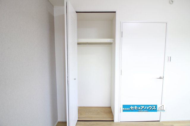 【中古マンション】ユニーブル太田川の収納|【クローゼット】
ウォークインクローゼットのある住まいで収納上手な生活を実現！衣類だけでなく、箱物や思い出の品もたっぷり収納できますので、整理整頓もスムーズに。居室空間をより広々と使えます！　　　　　