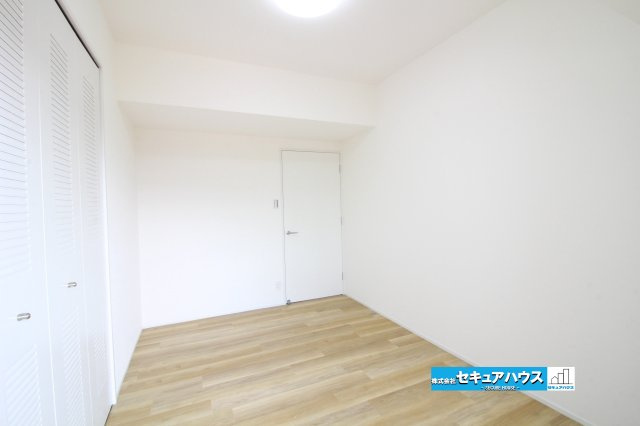【中古マンション】ユニーブル太田川の洋室|【洋室5.5帖】　　　
◆家族一人ひとりの大切なプライベート空間。趣味に合わせて使って頂けるようシンプルに仕上げてあります。暮らし心地を大きく左右する収納を、適材適所に配置し使い勝手を考慮しました。　