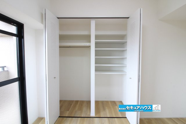 【中古マンション】ユニーブル太田川の収納|【クローゼット】
ウォークインクローゼットのある住まいで収納上手な生活を実現！衣類だけでなく、箱物や思い出の品もたっぷり収納できますので、整理整頓もスムーズに。居室空間をより広々と使えます！　　　　　