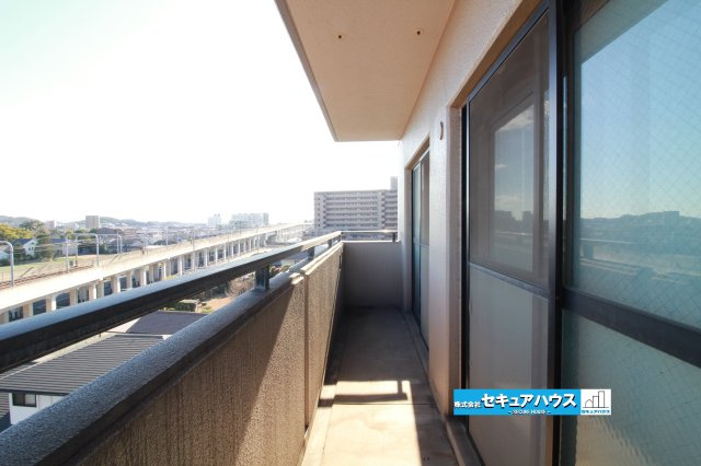 【中古マンション】ユニーブル太田川のバルコニー|【バルコニー】
◆見晴らしもよく、太陽の温かな温もりをめいっぱい受け止めてくれます。
太陽の光と爽やかな風を受けたお洗濯物はあっという間に乾き、取りこむ時には太陽の匂いを感じられそうですね。　　　　　