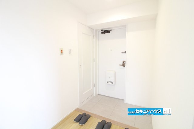【中古マンション】ユニーブル太田川の玄関|【玄関】
◆クロス張替済み
◆光が差し込み明るいです。気分も晴れやかになりますね。
◆玄関には、収納力のあるシューズボックスがございます。玄関まわりがすっきり片付きます。　　　　　　　　　　　　　　　