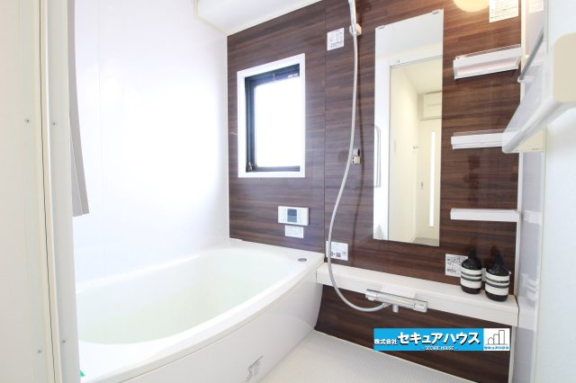 【中古マンション】ユニーブル太田川の浴室|【浴室】
◆給湯器交換済み
◆アクセントパネルで落ち着きのある雰囲気を演出します。毎日の疲れを癒やすバスタイムをお楽しみ下さい！また、空間を明るく広く見せる効果もあります。
　　　　　　　　　　　　
