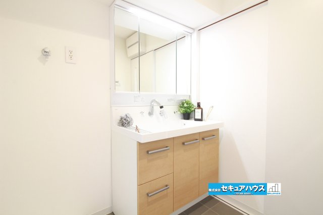 【中古マンション】ユニーブル太田川の独立洗面台|【独立洗面化粧台】
◆洗面化粧台新品交換済み
◆良く通勤通学に向かえそうですね！鏡の裏にはたっぷりと収納スペースを標準装備！
◆電源を付属しているのでドライヤーなど利用できます。
　　　　　　　　　　