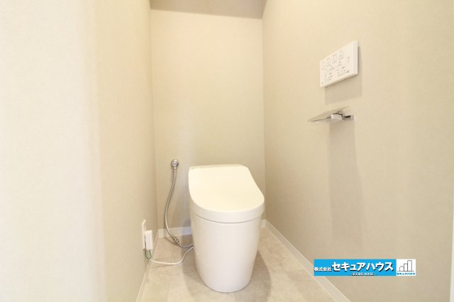 【中古マンション】ユニーブル太田川のトイレ|【高機能トイレ】
◆トイレ新品交換済み
◆高機能トイレの多くは便器のフタの開閉が自動であり使用後に手動で水を流す面倒もなく非常に便利です。スタイリッシュな見た目で、お掃除しやすく、節水効果が高いです。