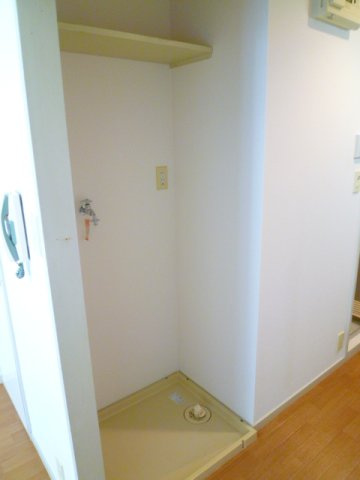 室内洗濯機置き場です。上部に棚があり、洗剤などを置けます♪