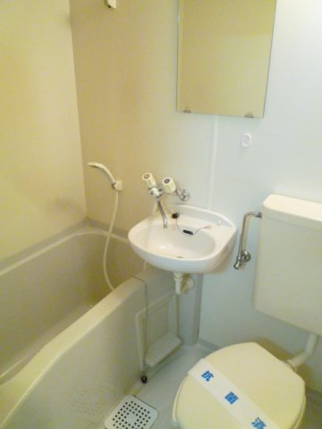クリーニング済みのお風呂とトイレと洗面台です♪
