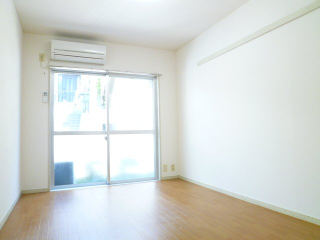 南東向きでとても明るい６帖の洋室です。エアコン付きです♪