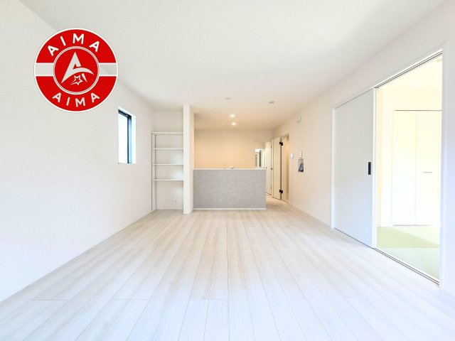 福岡市西区野方5丁目第1-2棟（2号棟）の内観：施工例|キッチンからリビングをしっかり確認できます。家族の笑顔があふれる空間になりそうですね。