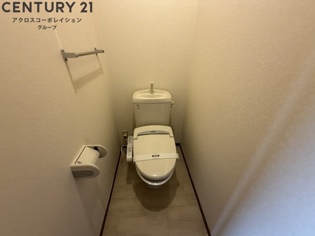落ち着いた色調のトイレです