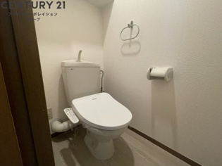 温水洗浄便座付きのトイレです♪
