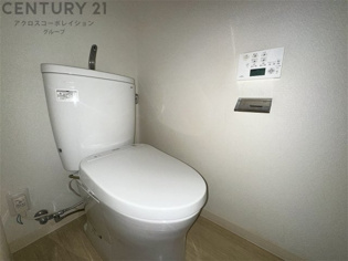 温水洗浄便座付きのトイレです♪