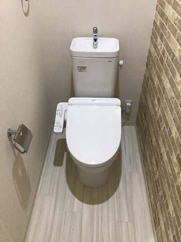 温水洗浄便座付きのトイレです♪