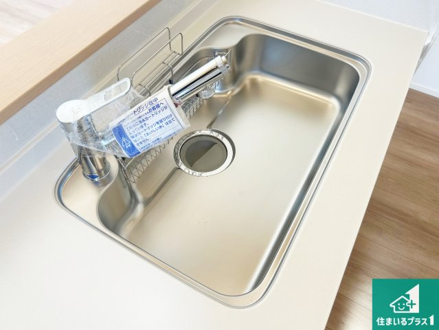 泉佐野市上瓦屋　第1期　新築一戸建ての独立洗面台|清潔感のある洗面台です。フラットな鏡は掃除がしやすく毎日清潔！ホースは引き出して使えるので洗顔やお掃除の際に便利です！