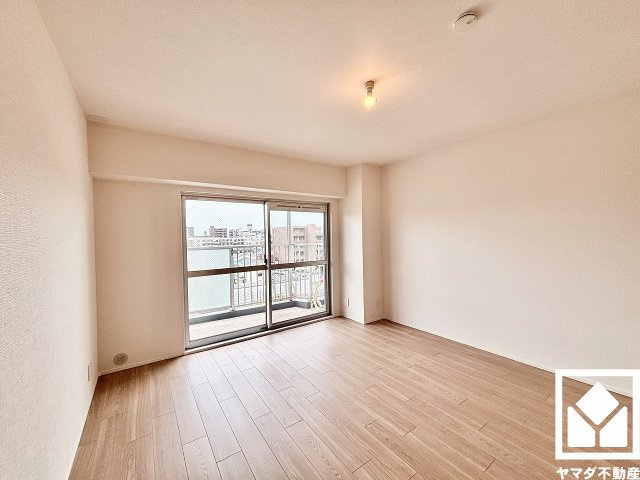ローズハイツ夙川の寝室|約8.7帖の洋室です。全居室バルコニーに面したお部屋となっております。風通しが良く、明るい陽光がたっぷり差し込む心地よい生活空間です。