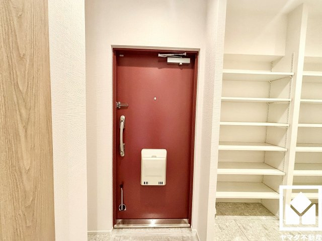 ローズハイツ夙川の玄関|広々とした玄関が、住まいの第一印象を彩る。収納も充実し、すっきりとした空間でお客様をお迎えできます。