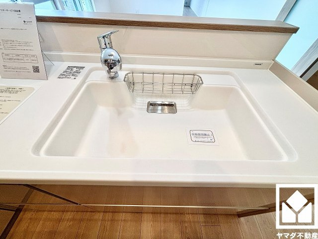 ローズハイツ夙川の設備|清潔感あふれるシンクで、毎日を気持ちよくスタート。浄水器付きなので、いつでも手軽にきれいなお水をご利用いただけます。