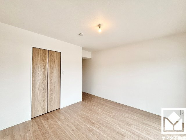 ローズハイツ夙川の寝室|約8.7帖の洋室です。全居室フローリングでお掃除ラクラク。全居室にクローゼットもございますので、お部屋の広さを最大限に活用できます。