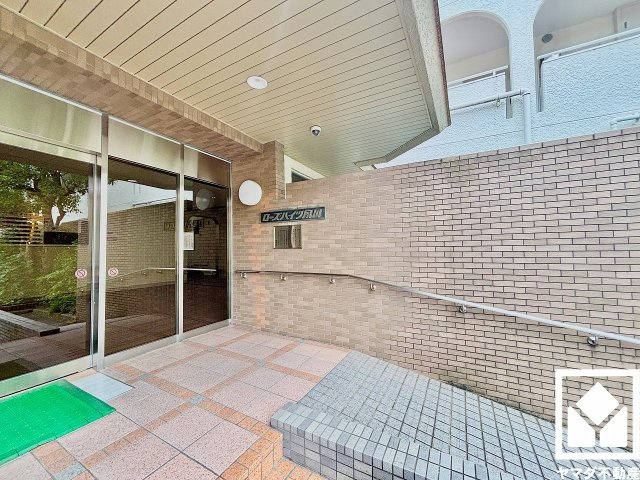 ローズハイツ夙川のエントランス|広々とした明るいエントランス。定期的な清掃・管理体制が整っており、帰宅時や来客時にも気持ちの良い空間です。