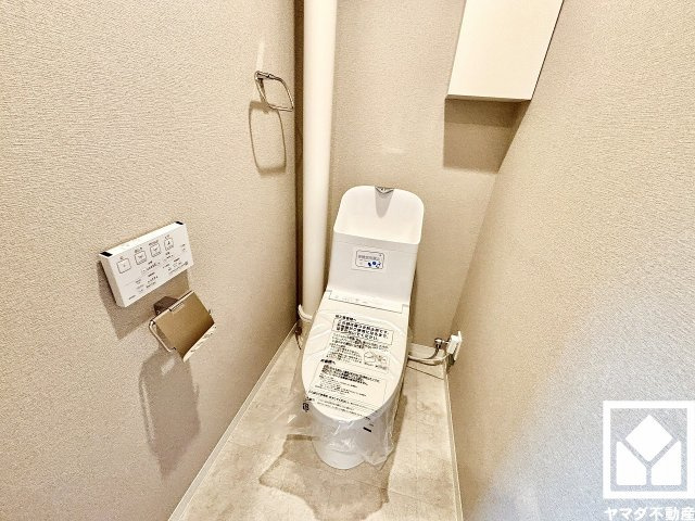 ローズハイツ夙川のトイレ|明るく清潔感溢れるトイレです。温水洗浄便座付きで、季節を問わずいつでも温かい便座をお使いいただけます。トイレットペーパーのストックや消耗品置き場などとしてお使いいただける吊戸棚がございます。