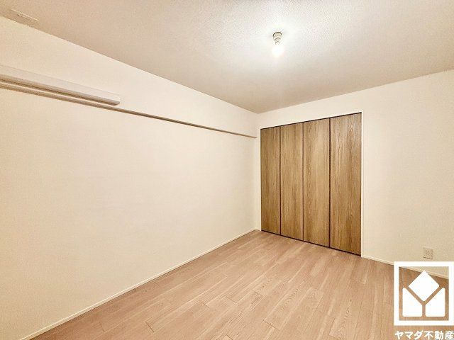 ローズハイツ夙川の洋室|たっぷり収納できる約5.9帖の納戸付きだから、家の中をもっとスッキリ。季節の荷物や趣味の道具もしっかり収納。