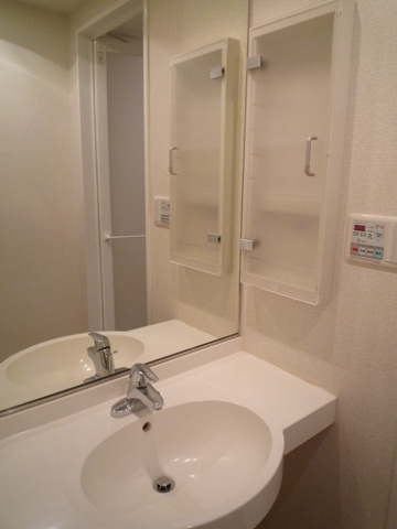 新品家具付きマンション中丸町6(KaGood東京)の独立洗面台