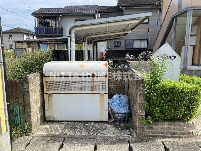ユーフォルビアのエントランス|敷地内にゴミ捨て場もあります＊
