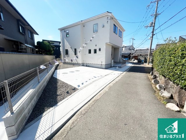 ◆泉佐野市上瓦屋　第1期　新築一戸建ての前面道路含む現地写真|周辺は閑静な住宅街！前面道路広々で車の出し入れも便利です。駐車が苦手な方でも安心して車庫入れできます！