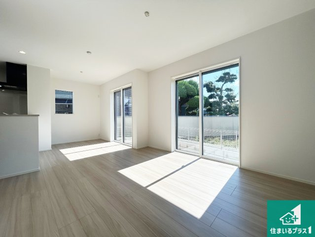 ◆泉佐野市上瓦屋　第1期　新築一戸建ての居間・リビング|日当たり良好の明るいリビングで朝の目覚めもスッキリできそう！対面キッチンでご家族のコミュニケーションも自然と増える設計！小さなお子様が遊ぶスペースを作っても広々とくつろげるLDK！