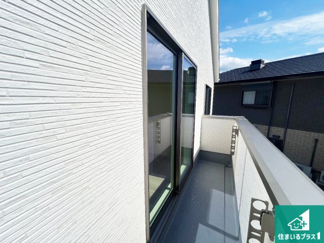 ◆泉佐野市上瓦屋　第1期　新築一戸建てのバルコニー|日当たりのよいバルコニー！お部屋が開放的に！
