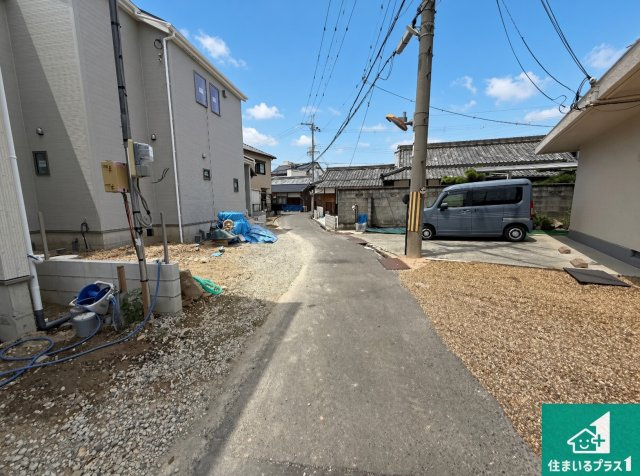 泉佐野市上瓦屋　第1期　新築一戸建ての前面道路含む現地写真|周辺は落ち着いた街並みの住宅地！子育てがしやすい住環境です！まだ未完成ですが、現地でしかわからない事もございます。是非一度ご覧ください。