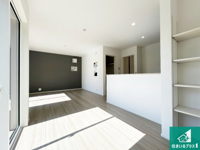 ◆泉佐野市上瓦屋　第1期　新築一戸建ての居間・リビング|シンプルなリビングは、観葉植物等のインテリアを楽しめますね！パパ好みにも、ママ好みにも家具次第で雰囲気を変えることができます！