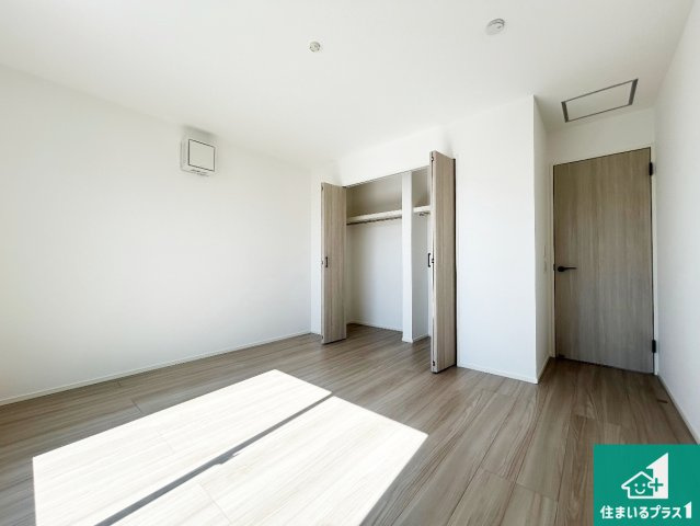 ◆泉佐野市上瓦屋　第1期　新築一戸建ての洋室|シンプルな洋室は、自分好みのインテリアが楽しめます♪ご家族とインテリアや家具を選びに行くのは入居時の醍醐味の一つです。ぜひお楽しみください♪