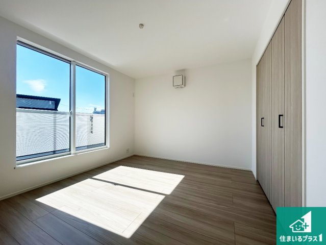 ◆泉佐野市上瓦屋　第1期　新築一戸建ての洋室|シンプルな洋室は、自分好みのインテリアが楽しめます♪ご家族とインテリアや家具を選びに行くのは物件購入時の醍醐味の一つです。ぜひお楽しみください♪