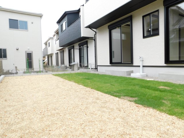 名古屋市港区船頭場２丁目の新築一戸建の庭|◇庭◇　　ＢＢＱやお子様のプール遊びなど、家族で楽しめる広い庭付き♪　天然芝敷き　立水栓完備