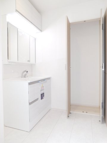 名古屋市港区船頭場２丁目の新築一戸建の独立洗面台|◇洗面台◇　　三面鏡シャンプードレッサー（９００サイズ）　吊戸収納　タオルや洗濯用品がしまえる収納完備！