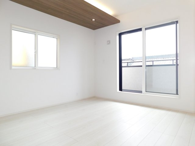 名古屋市港区船頭場２丁目の新築一戸建の洋室|◇洋室◇　　南面で明るい洋室.７．０帖　お部屋のアクセントになる平天井！　ウォークインクローゼット完備！　バルコニー利用可♪