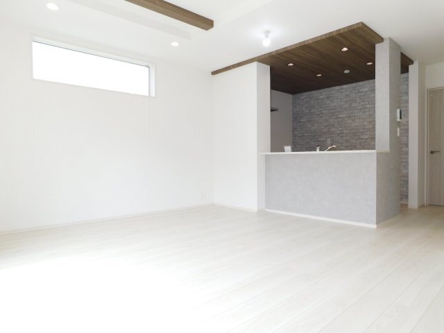 名古屋市港区船頭場２丁目の新築一戸建の居間・リビング|◇リビング◇　　南面で明るいリビング１６．０帖　オシャレなポップアップ天井の対面キッチン♪