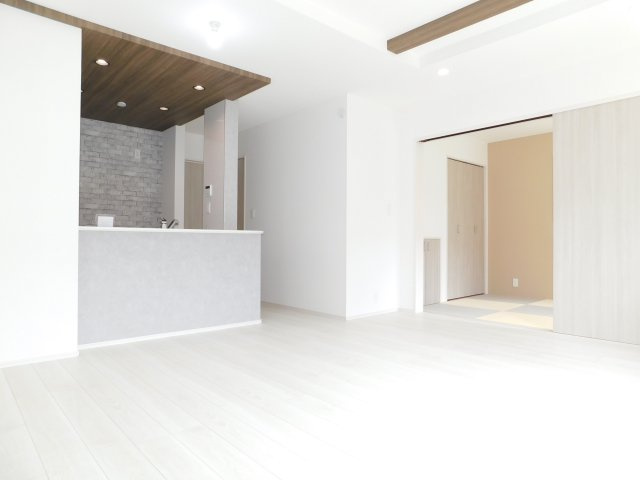 名古屋市港区船頭場２丁目の新築一戸建の居間・リビング|◇リビング◇　　南面で明るいリビング１６．０帖　和室と続き間で２１．０帖の広々空間になります♪