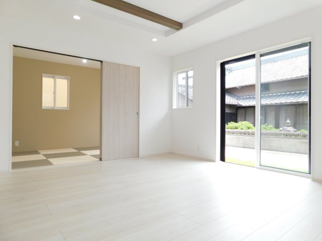 名古屋市港区船頭場２丁目の新築一戸建の居間・リビング|◇リビング◇　　南面で明るいリビング１６．０帖　アクセントになる化粧梁と開放感を演出する折上天井♪