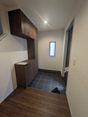 【いわき市平城東１丁目／10号棟】　◆広々1835帖LDK♪の玄関|ゆったりとした玄関です