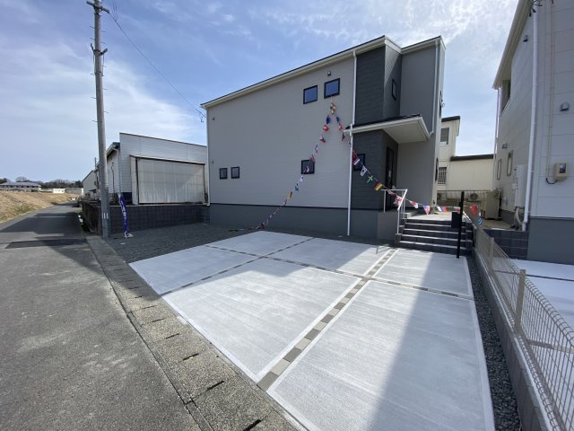 【いわき市平城東１丁目／10号棟】　◆広々1835帖LDK♪の駐車場|同施工◆カースペースの写真です◆
陽当りの良い駐車場は週末の洗車も快適です♪お車の他にも、自転車をとめられそうなスペースもございます。
