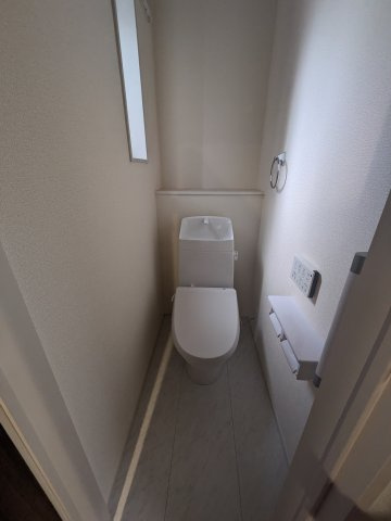 【いわき市平城東１丁目／10号棟】　◆広々1835帖LDK♪のトイレ|◆トイレの写真です◆
便器にフチがないので汚れが隠れて見えない部分がありません。 お手入れがとってもラクラクです♪　