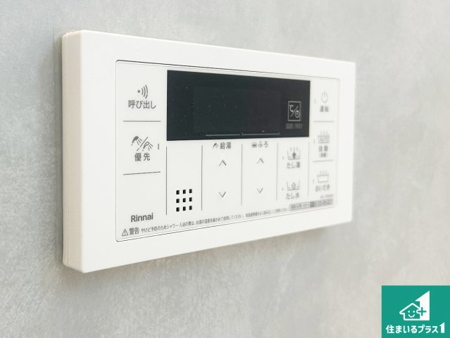 泉佐野市上瓦屋　第1期　新築一戸建てのキッチン|リビングと統一感があり、使い勝手のいいキッチン。広々としているので、二人並んで作業が出来ちゃいます。お子様と一緒に色々なお料理に挑戦できるスペースがあります。